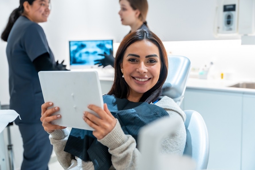 What is the Difference Between a Regular Dentist and a Cosmetic Dentist?